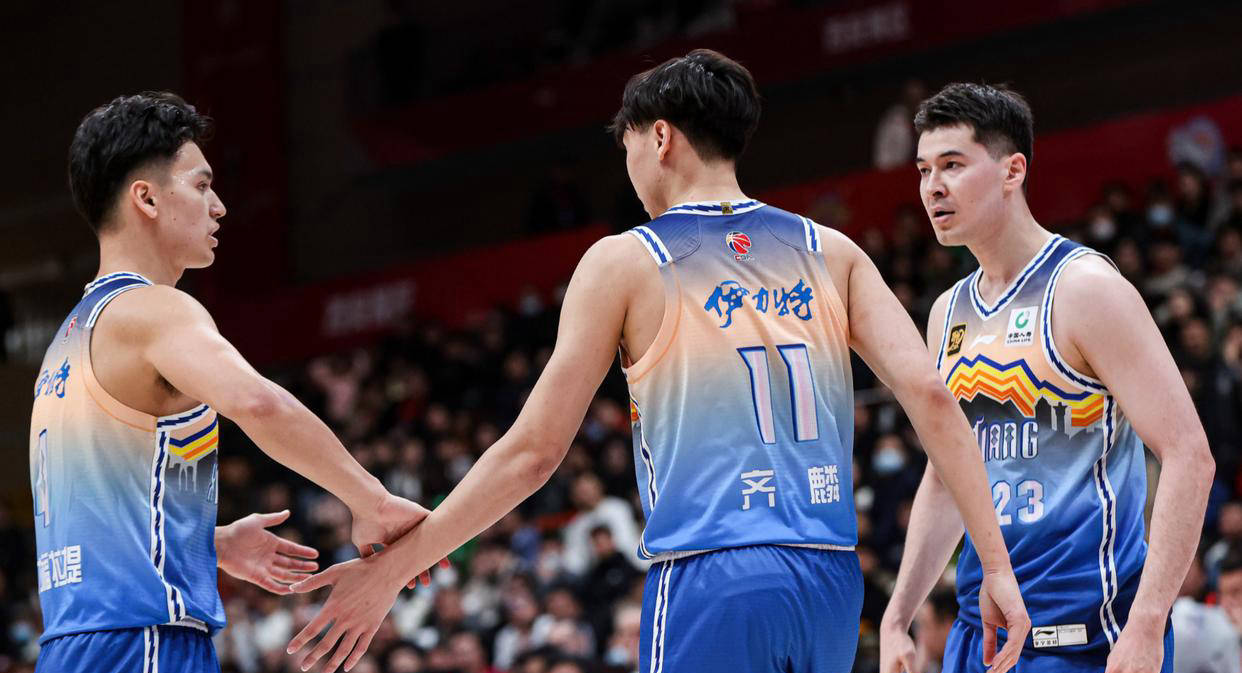 华体会登录入口-新疆队在季后赛中表现出色，夺得胜利