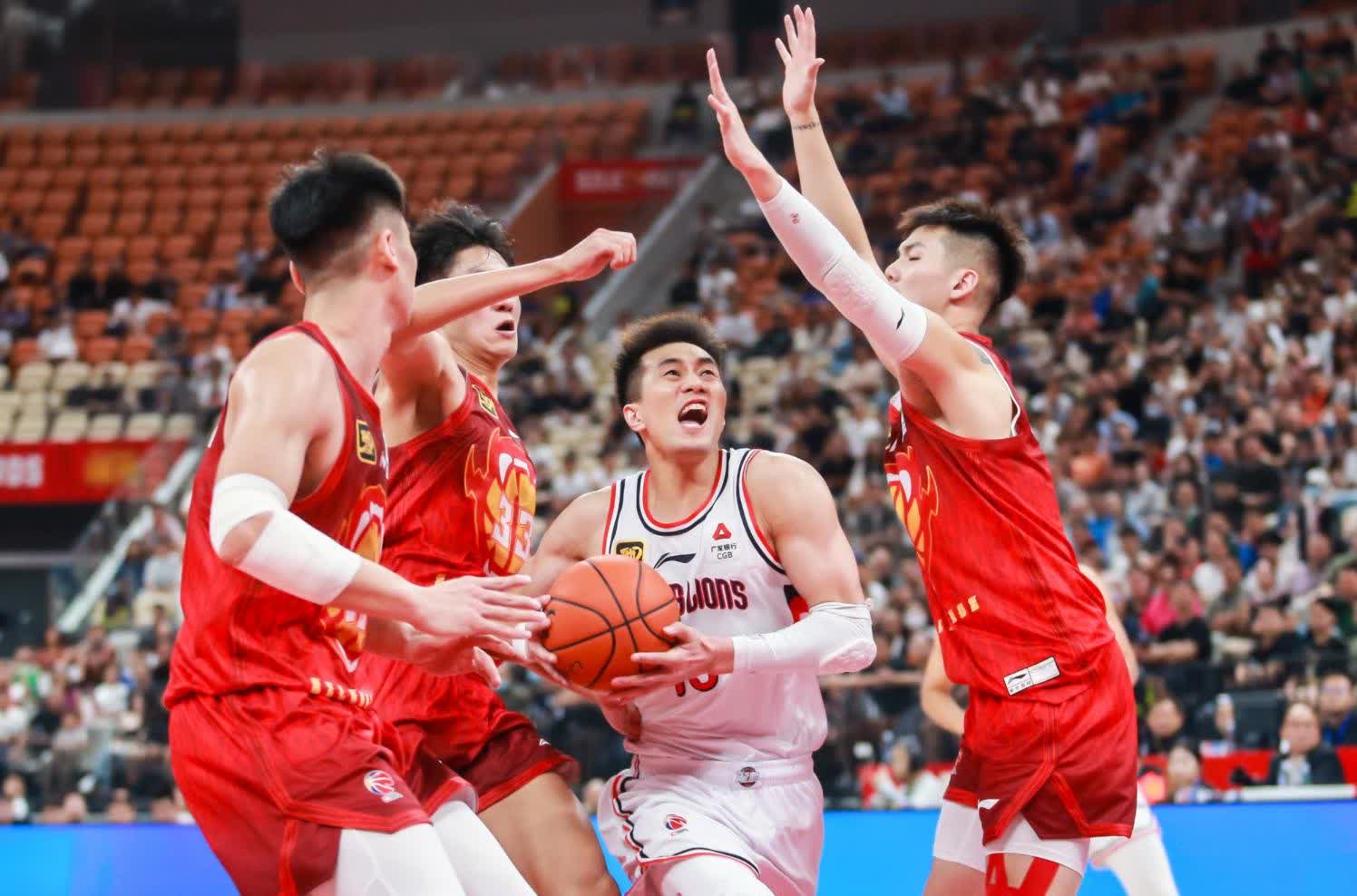 广州队取得重要胜利，暂时守住前八位