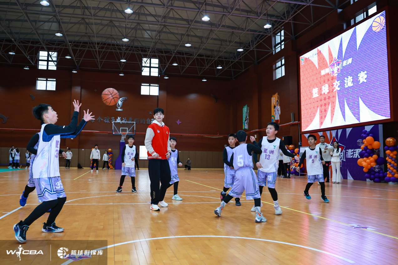 高校篮球盛事：全球学生热情澎湃的简单介绍