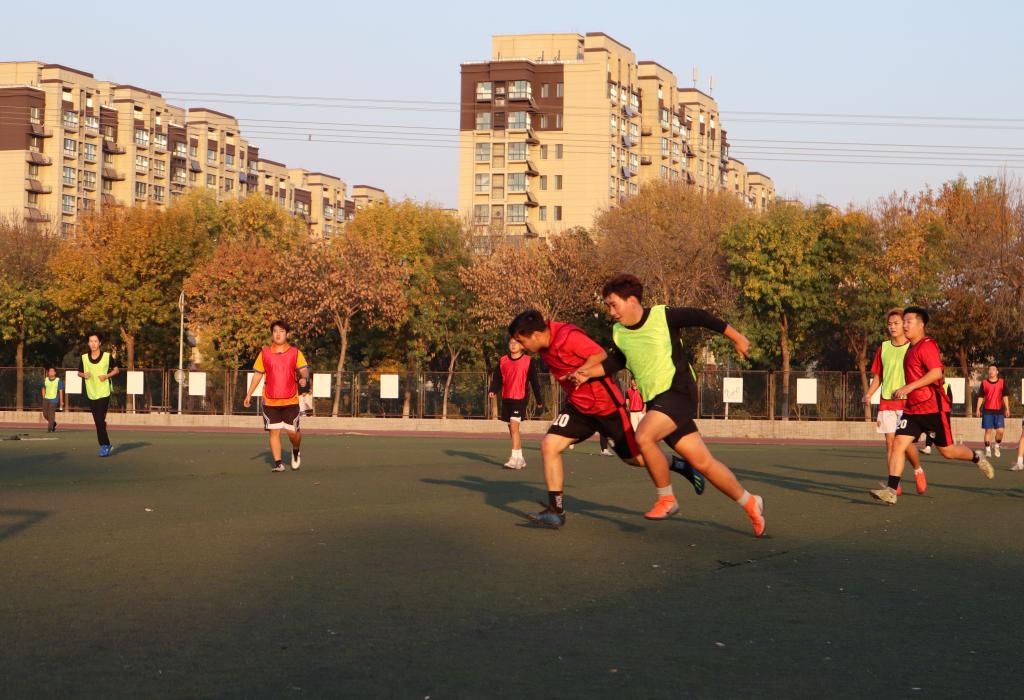 足球比赛精彩绝伦，场面激烈无比的简单介绍