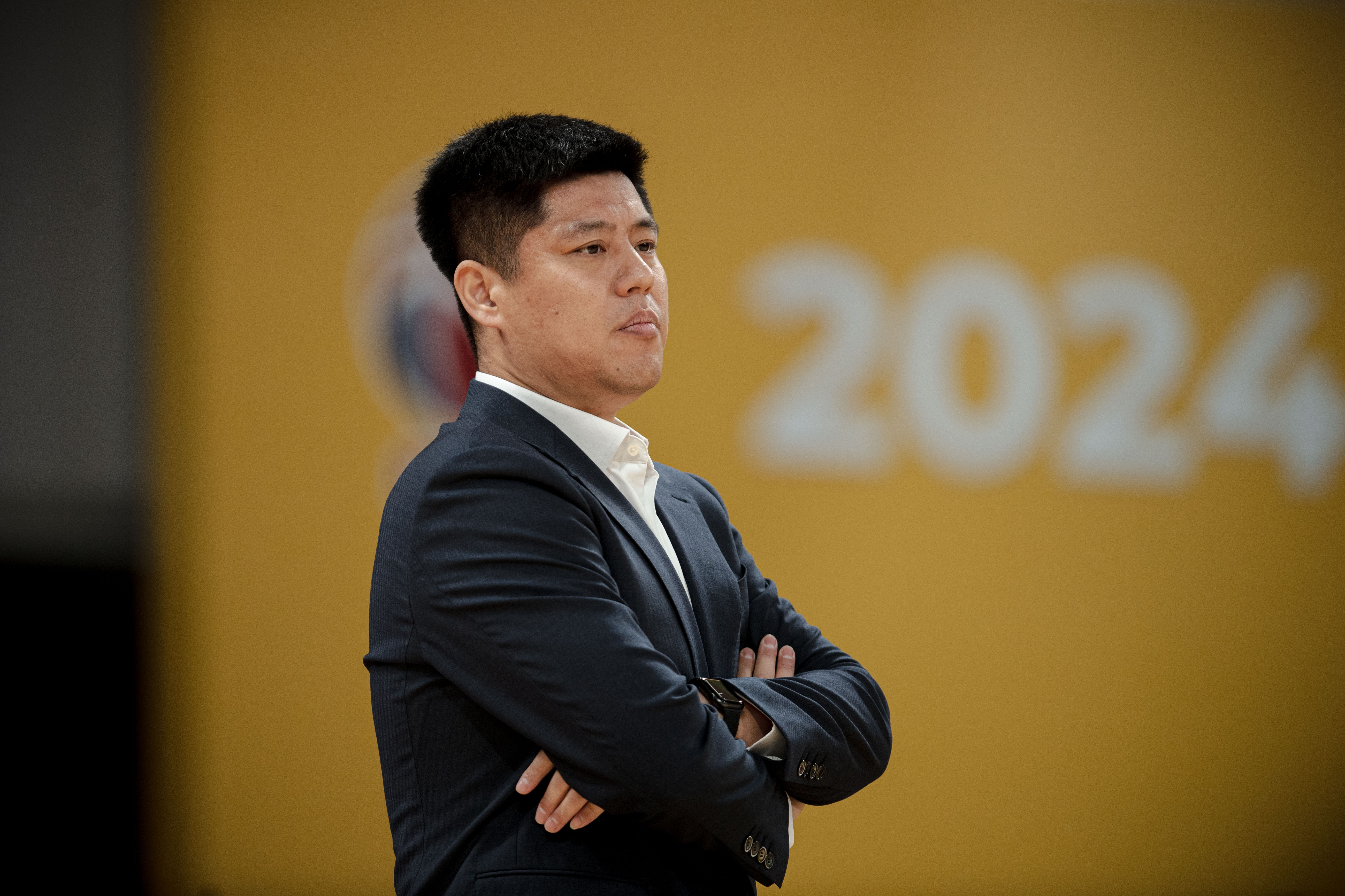 华体会app入口-赛场上球员们拼尽全力，赛后掌声不断