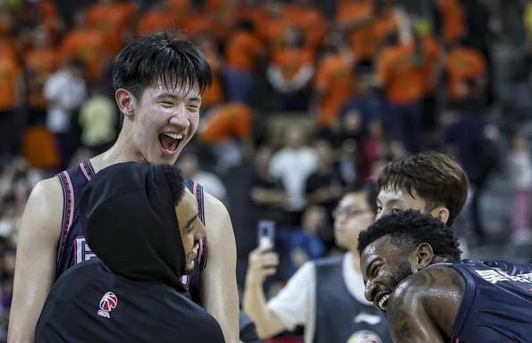 华体会登录入口-海南男篮赛场反弹，球员战术调整下场精彩